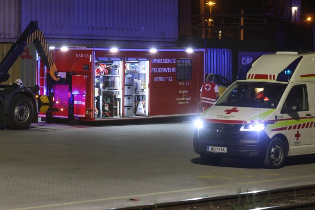 Schadstoffaustritt: Beschdigter Tankcontainer im Bereich des BB-Terminals in Wels-Puchberg