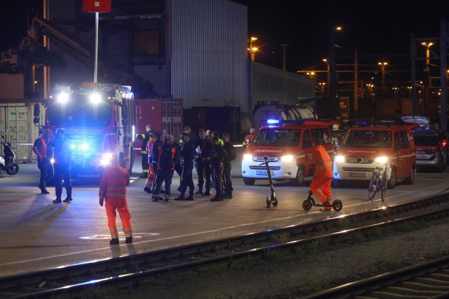 Schadstoffaustritt: Beschdigter Tankcontainer im Bereich des BB-Terminals in Wels-Puchberg
