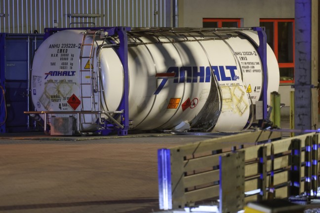 Schadstoffaustritt: Beschdigter Tankcontainer im Bereich des BB-Terminals in Wels-Puchberg