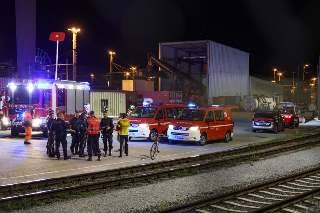 Schadstoffaustritt: Beschdigter Tankcontainer im Bereich des BB-Terminals in Wels-Puchberg