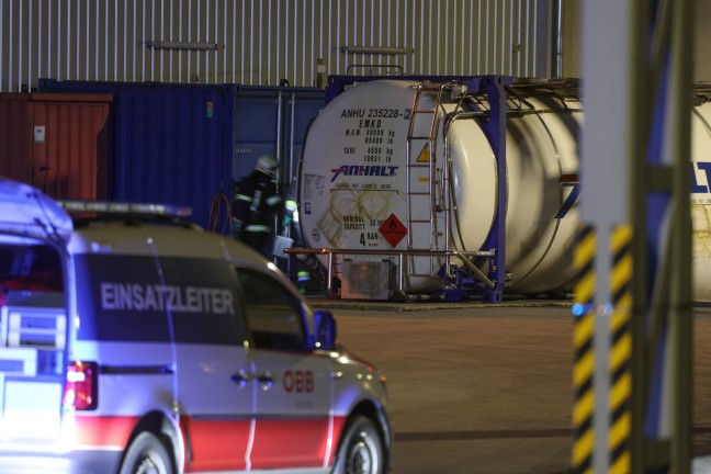 Schadstoffaustritt: Beschdigter Tankcontainer im Bereich des BB-Terminals in Wels-Puchberg