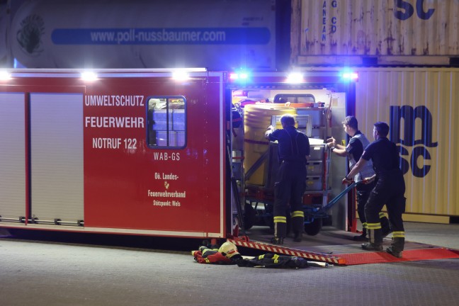 Schadstoffaustritt: Beschdigter Tankcontainer im Bereich des BB-Terminals in Wels-Puchberg