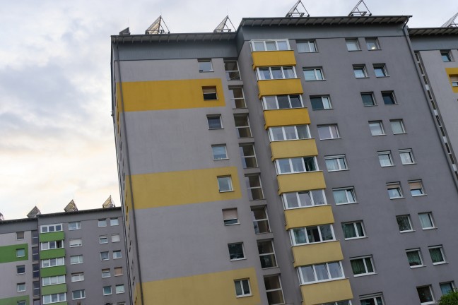 Gemeldeter Brandverdacht in einem Mehrparteienwohnhaus in Wels-Lichtengg