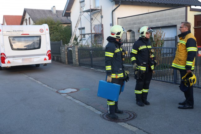 Personenrettung: Mann in Wels-Pernau mit Hand in Wohnwagen eingeklemmt