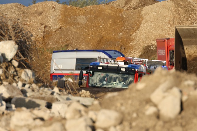 LKW-Absturz: Schwerer Unfall mit vollbeladenem Lastwagen auf Baurestmassen-Deponie in Wels-Puchberg