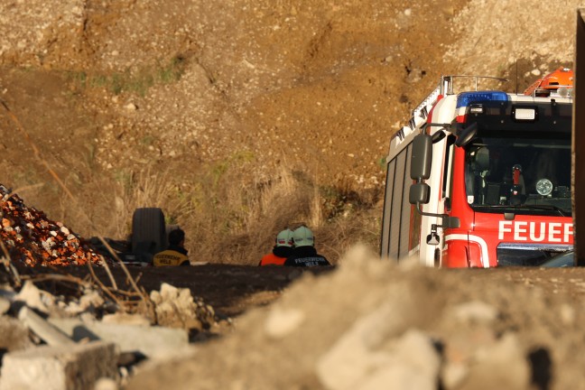 LKW-Absturz: Schwerer Unfall mit vollbeladenem Lastwagen auf Baurestmassen-Deponie in Wels-Puchberg