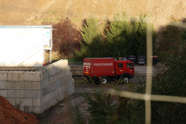 LKW-Absturz: Schwerer Unfall mit vollbeladenem Lastwagen auf Baurestmassen-Deponie in Wels-Puchberg