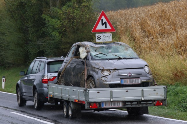 Auto bei schwerem Verkehrsunfall in Taiskirchen im Innkreis berschlagen