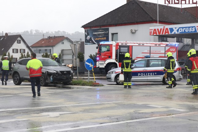 Schwerer Kreuzungscrash zwischen zwei PKW in Ansfelden
