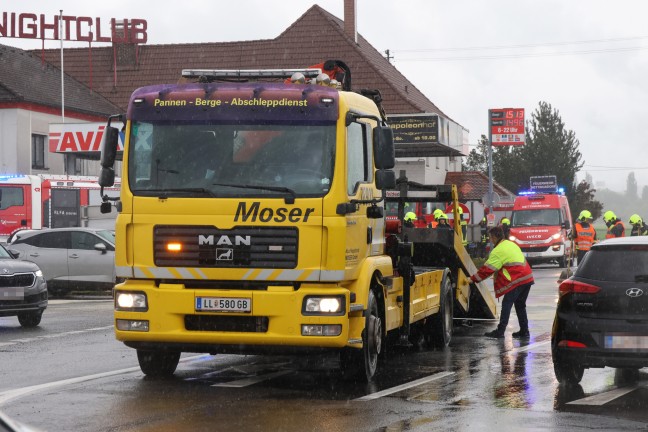 Schwerer Kreuzungscrash zwischen zwei PKW in Ansfelden