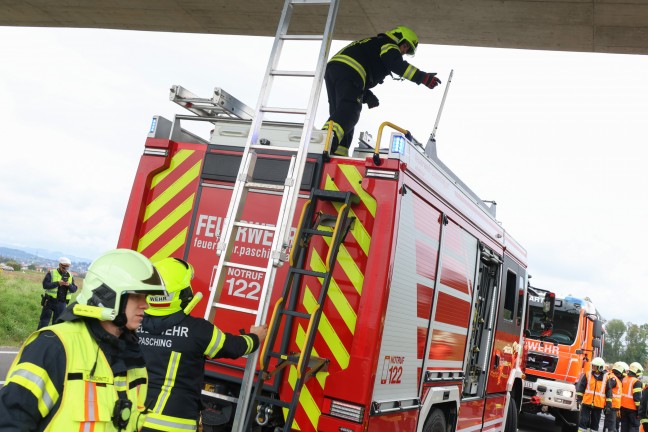 Leonding: Drei Personen nach Unfall bei einer Unterfhrung durch Einsatzkrfte aus Auto gerettet