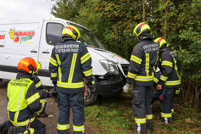 Fahrzeugbergung: Kleintransporter in St. Peter am Hart von Strae abgekommen