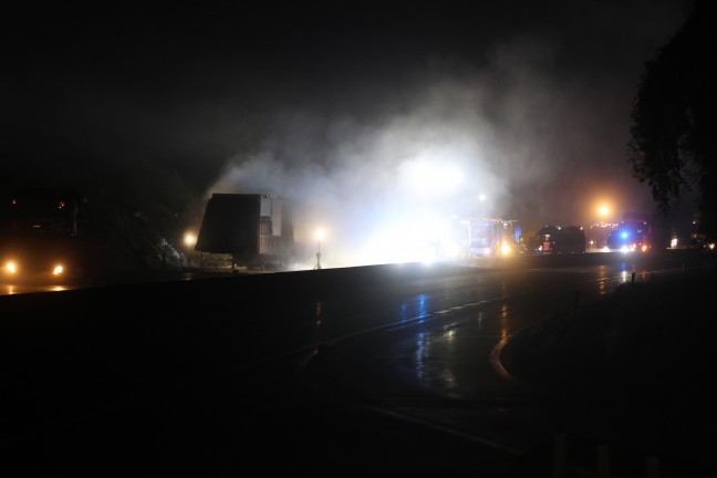 Vier Feuerwehren bei Brand eines LKW-Aufliegers auf Pyhrnautobahn in Schlierbach im Einsatz