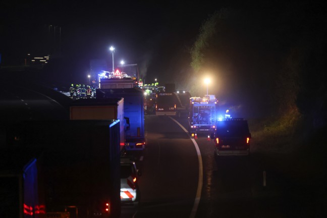 Vier Feuerwehren bei Brand eines LKW-Aufliegers auf Pyhrnautobahn in Schlierbach im Einsatz
