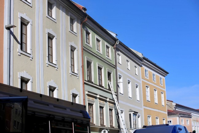 Vier Feuerwehren bei Brand in einem Mehrparteienwohnhaus in Braunau am Inn im Einsatz
