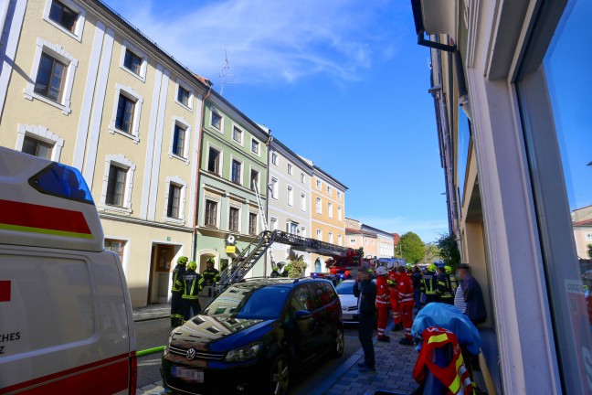 Vier Feuerwehren bei Brand in einem Mehrparteienwohnhaus in Braunau am Inn im Einsatz