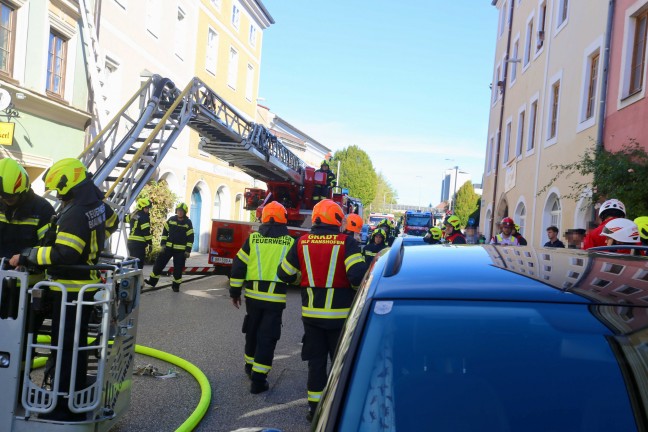 Vier Feuerwehren bei Brand in einem Mehrparteienwohnhaus in Braunau am Inn im Einsatz