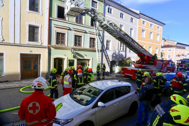 Vier Feuerwehren bei Brand in einem Mehrparteienwohnhaus in Braunau am Inn im Einsatz