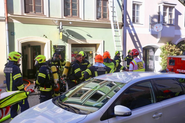 Vier Feuerwehren bei Brand in einem Mehrparteienwohnhaus in Braunau am Inn im Einsatz