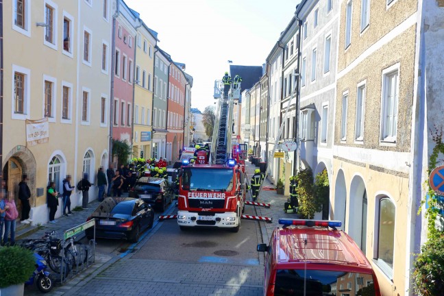 Vier Feuerwehren bei Brand in einem Mehrparteienwohnhaus in Braunau am Inn im Einsatz