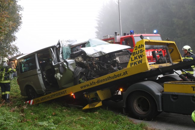 Sechs Personen befreit: Schwerer Crash zwischen Kleinbus und LKW auf Westautobahn bei Ohlsdorf