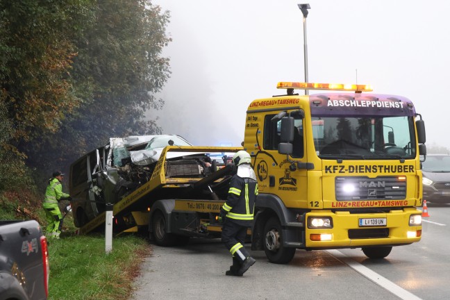 Sechs Personen befreit: Schwerer Crash zwischen Kleinbus und LKW auf Westautobahn bei Ohlsdorf