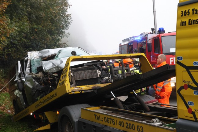 Sechs Personen befreit: Schwerer Crash zwischen Kleinbus und LKW auf Westautobahn bei Ohlsdorf