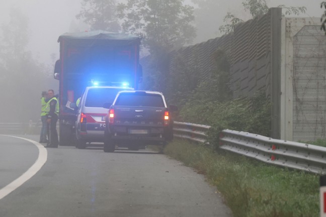 Sechs Personen befreit: Schwerer Crash zwischen Kleinbus und LKW auf Westautobahn bei Ohlsdorf