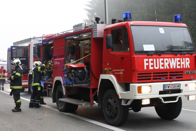 Sechs Personen befreit: Schwerer Crash zwischen Kleinbus und LKW auf Westautobahn bei Ohlsdorf