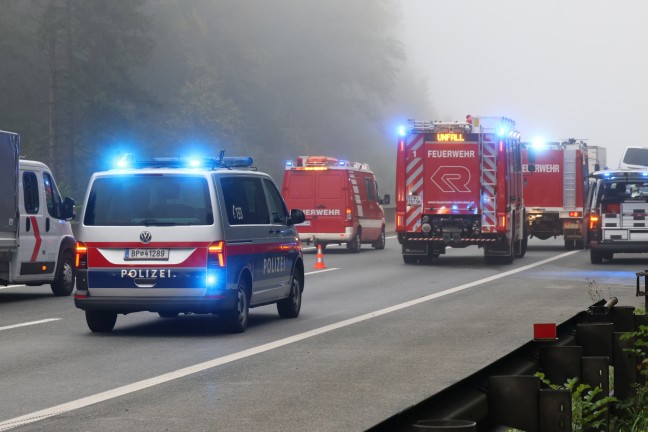 Sechs Personen befreit: Schwerer Crash zwischen Kleinbus und LKW auf Westautobahn bei Ohlsdorf