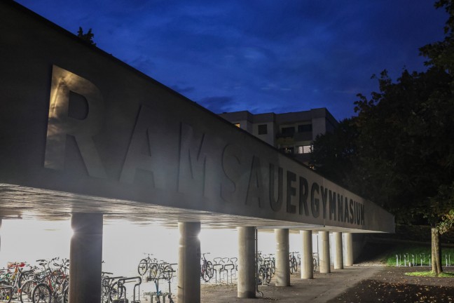 Serie an Bombendrohungen: Polizei-Gro�einsatz diesmal bei Gymnasium in Linz-Bindermichl-Keferfeld