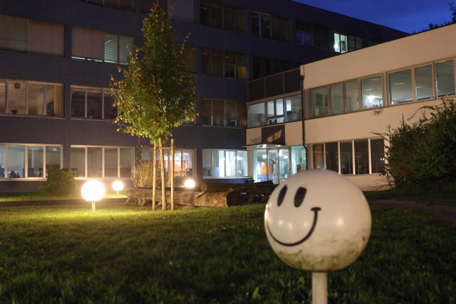 Serie an Bombendrohungen: Polizei-Gro�einsatz diesmal bei Gymnasium in Linz-Bindermichl-Keferfeld