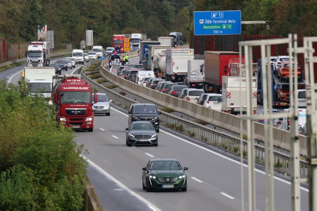 Verkehrsunfall zwischen PKW und Kleintransporter auf Welser Autobahn bei Wels-Puchberg