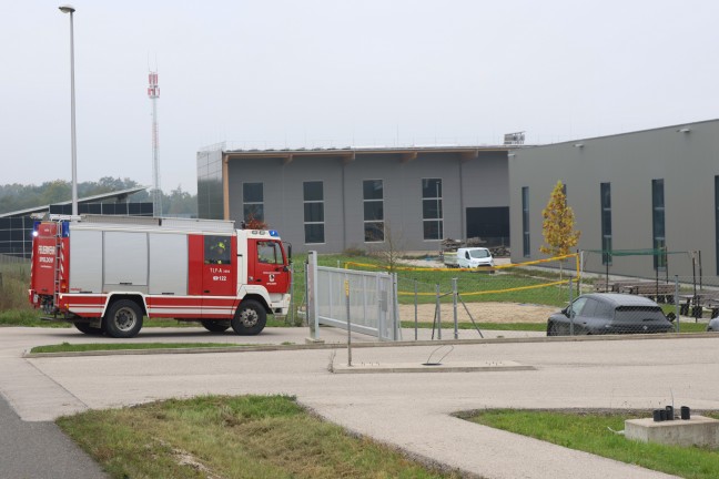Einsatzkrfte der Feuerwehr zu grerem laustritt auf Firmengelnde in Eberstalzell alarmiert