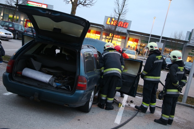 Feuerwehr bei PKW-Brand auf einem Discounter-Parkplatz im Einsatz