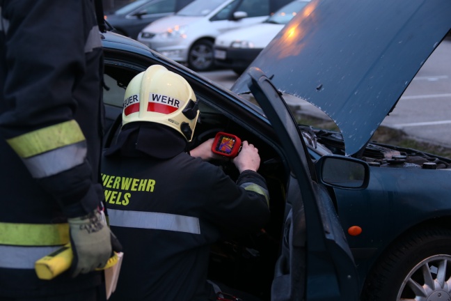 Feuerwehr bei PKW-Brand auf einem Discounter-Parkplatz im Einsatz