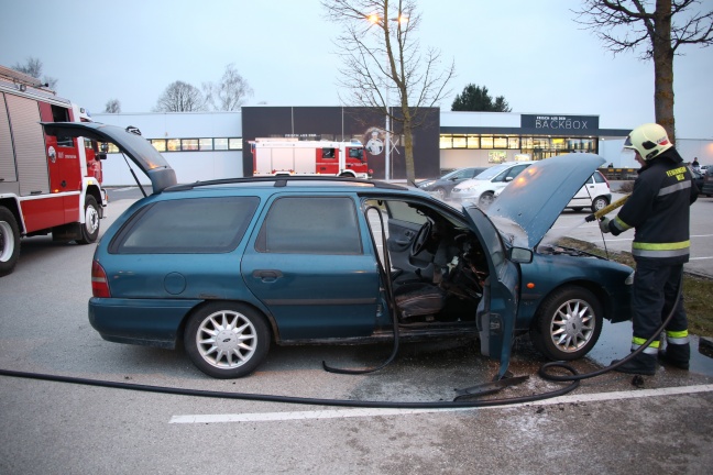 Feuerwehr bei PKW-Brand auf einem Discounter-Parkplatz im Einsatz