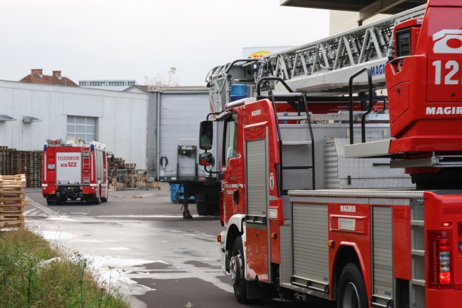 Brand in einem Firmengebudekomplex in Wels-Pernau