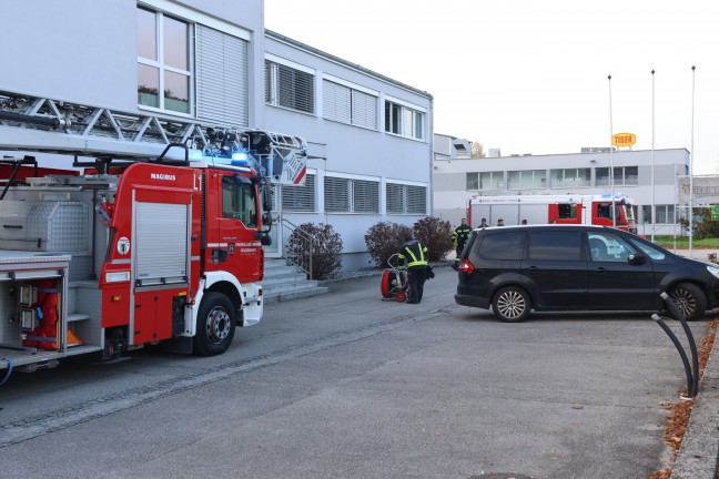 Brand in einem Firmengebudekomplex in Wels-Pernau