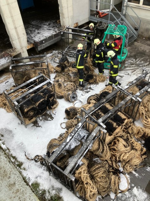 Brand in einem Firmengebudekomplex in Wels-Pernau