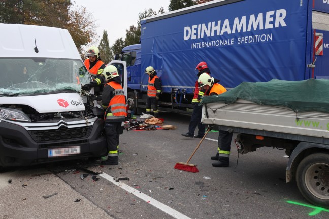 Drei Verletzte bei Crash zwischen drei Fahrzeugen auf Wiener Strae in Wels-Waidhausen