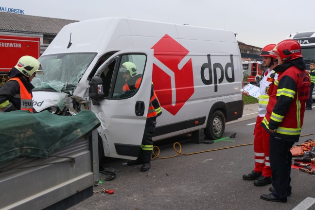 Drei Verletzte bei Crash zwischen drei Fahrzeugen auf Wiener Strae in Wels-Waidhausen