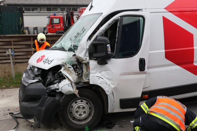 Drei Verletzte bei Crash zwischen drei Fahrzeugen auf Wiener Strae in Wels-Waidhausen