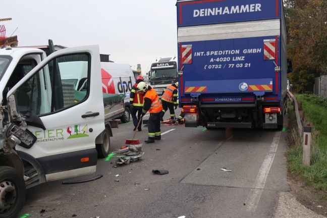Drei Verletzte bei Crash zwischen drei Fahrzeugen auf Wiener Strae in Wels-Waidhausen