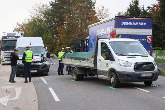 Drei Verletzte bei Crash zwischen drei Fahrzeugen auf Wiener Strae in Wels-Waidhausen