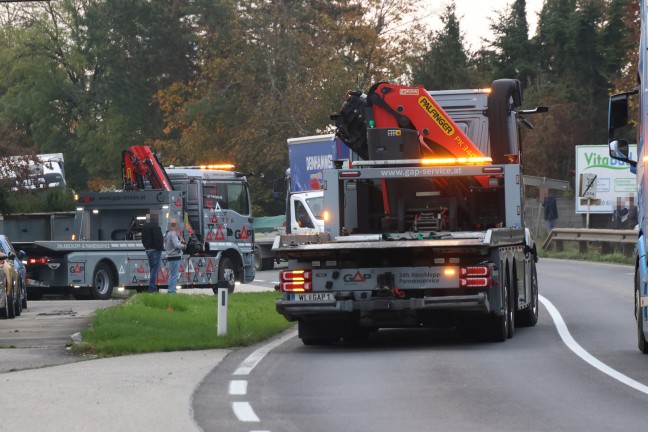 Drei Verletzte bei Crash zwischen drei Fahrzeugen auf Wiener Strae in Wels-Waidhausen