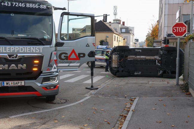 Fnf Verletzte bei Kreuzungscrash zwischen Polizeiauto und PKW auf Wiener Strae in Wels-Innenstadt