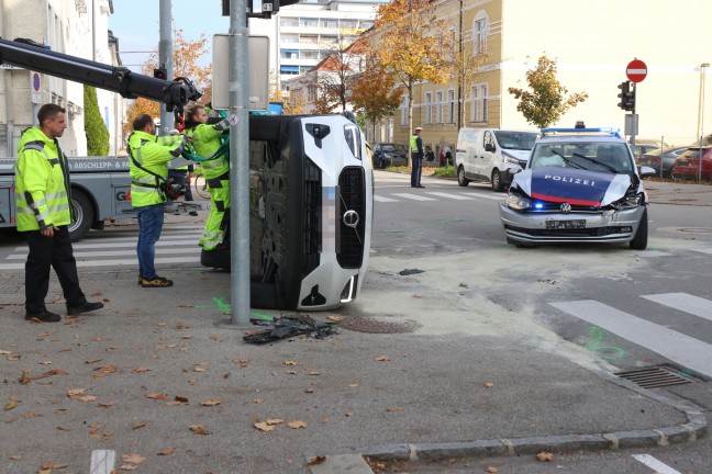 Fnf Verletzte bei Kreuzungscrash zwischen Polizeiauto und PKW auf Wiener Strae in Wels-Innenstadt