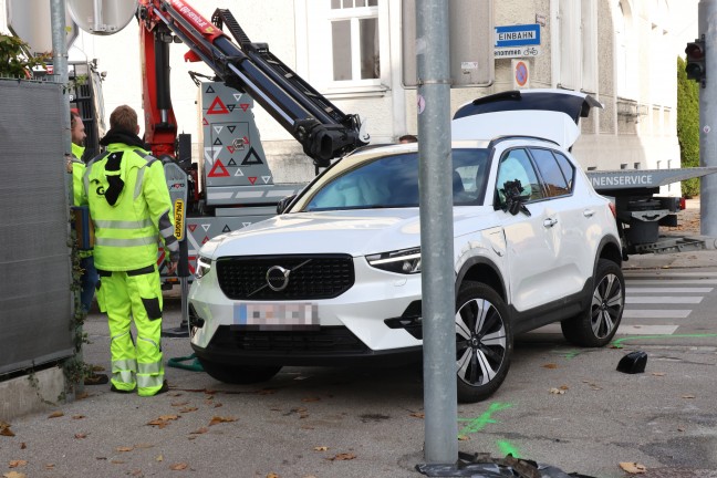 Fnf Verletzte bei Kreuzungscrash zwischen Polizeiauto und PKW auf Wiener Strae in Wels-Innenstadt