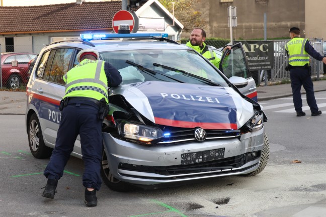 Fnf Verletzte bei Kreuzungscrash zwischen Polizeiauto und PKW auf Wiener Strae in Wels-Innenstadt